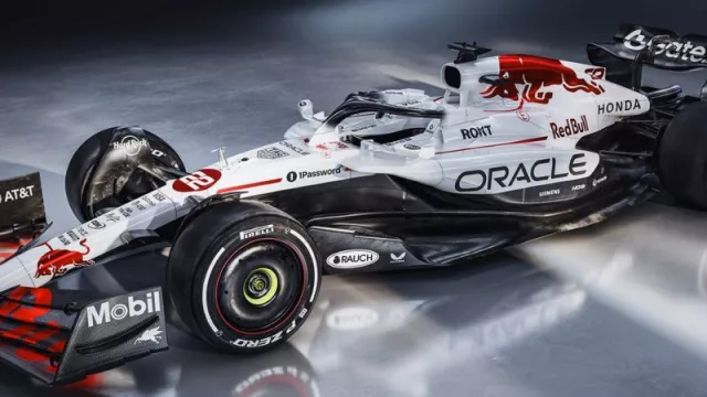 Red Bull presenta su auto blanco tributo a Honda en Japón (¿Por qué se utilizan estos recursos? Estrategias de edición limitada & marketing crossing)