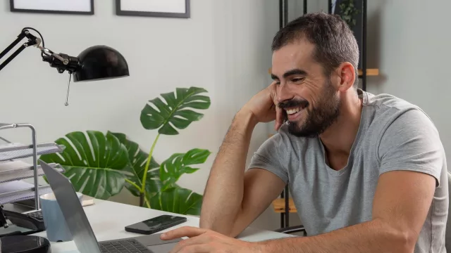 La modalidad híbrida predomina en Argentina: lo eligen 8 de cada 10 empresas, según el informe HRTrends 2025 de Bonda