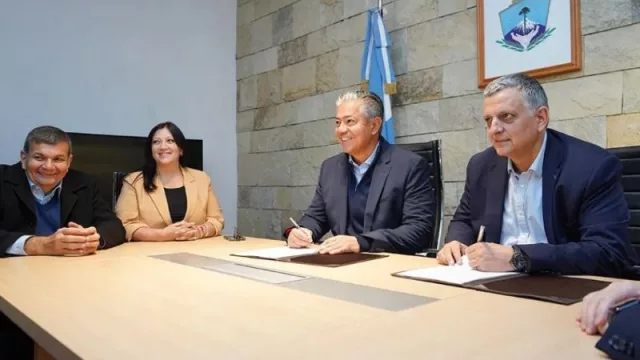 YPF aportará US$ 3 millones para fortalecer las becas Gregorio Álvarez en Neuquén