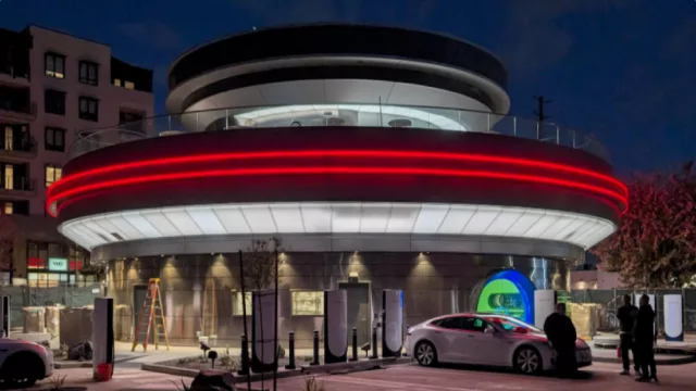 Tesla con su Tesla Diner (Bar-boutique-autocine) da otra enorme muestra que vivimos en la era de la expansión de categorías, el crossing MKT y las experiencias phigitales