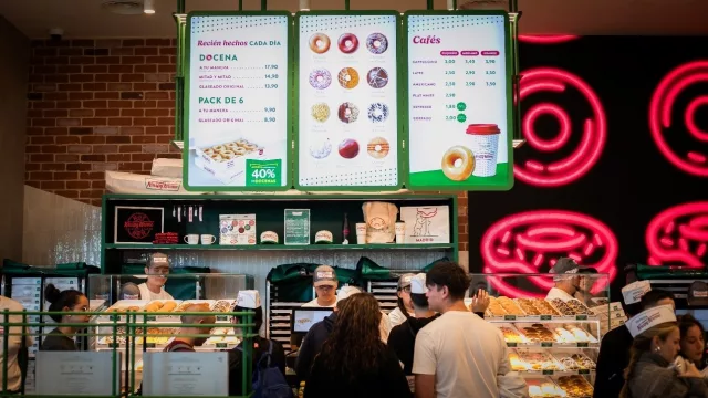 La legendaria marca estadounidense de dulces, Krispy Kreme, conquista Madrid, con cientos de personas acampadas en su puerta para ser los primeros en entrar