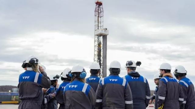 YPF marca un récord histórico: alcanza los 200.000 barriles diarios de shale oil (y acelera su transformación en Vaca Muerta)