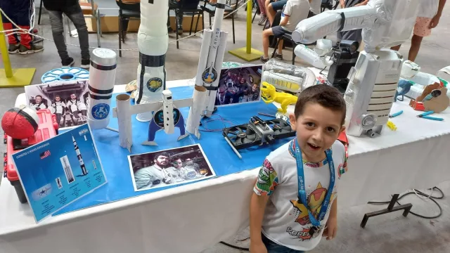 Construye robots y crea fintech, el niño mendocino que ya vive en el futuro