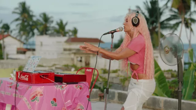 ¿No te diste cuenta aún que Coca-Cola hizo una analogía de su botella con Karol G en este mega video hit?