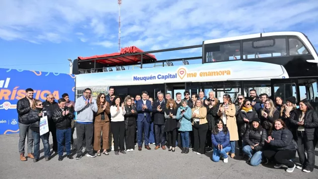 Neuquén apuesta al turismo internacional: presentó buses panorámicos con tecnología y recorridos inteligentes