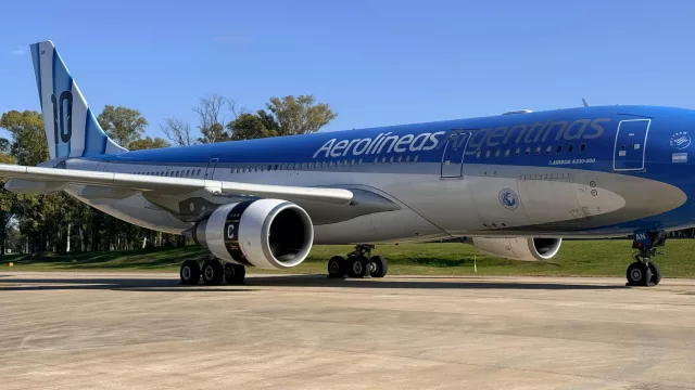 Se puso la 10... ¡Y la cinta! Aerolíneas Argentinas vistió un Airbus 330-20 para el Mundial (colaboración con Adidas)