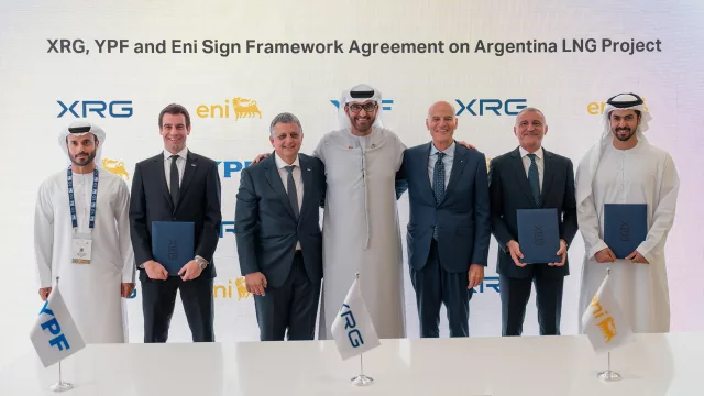 YPF suma a Eni y XRG al desarrollo de Vaca Muerta para acelerar el proyecto Argentina LNG