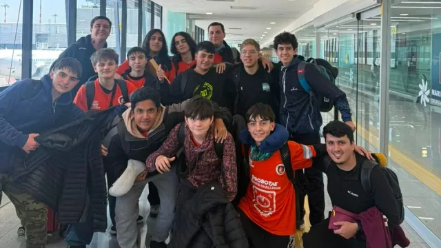 La delegación mendocina Shadowfox llegó a México para representar a Argentina en una competencia de robótica