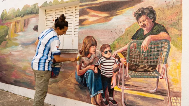 "El Caminito de La Pulga" en el barrio donde nació Messi (340 lts de látex, 34 artistas y vecinos autoconvocados)