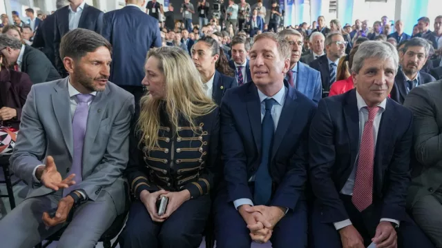 Parafraseando al Brigadier, "Toto" Caputo expresó  “Que Argentina también sea invencible” (como Santa Fe)